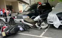 Xe bán tải tông hàng loạt xe máy trước chung cư ở TP Hồ Chí Minh