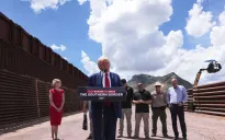 Đánh dấu 100 ngày nắm quyền, ông Trump ký sắc lệnh lập danh sách 'thành phố trú ẩn'