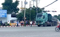Lọt vào điểm mù xe benz, 2 người đi xe máy tử vong trên quốc lộ 51
