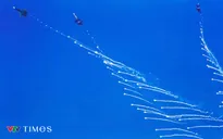 Máy bay Không quân nhân dân Việt Nam trình diễn nhào lộn, thả bẫy nhiệt trên bầu trời TP Hồ Chí Minh