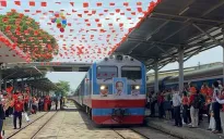 Đôi tàu Thống Nhất hội ngộ tại ga Đà Nẵng - Hành trình đánh thức ký ức