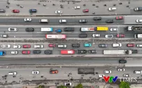Vành đai 3 ùn tắc tê liệt hơn 10 km, người dân "nhích" từng mét rời Thủ đô