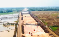 Hàng trăm công nhân làm việc xuyên lễ trên công trường trọng điểm