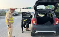 Hai cán bộ công an kịp thời hỗ trợ người dân gặp sự cố trên cao tốc dịp nghỉ lễ