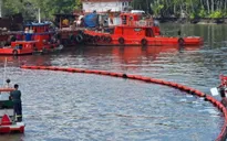 Khắc phục sự cố vụ va chạm tàu hàng gây tràn dầu tại TP Hồ Chí Minh