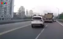 Chuyển làn thiếu quan sát, xe tải đâm xe con xoay ngang đường