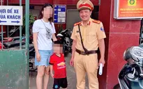 Bé trai đi lạc giữa phố đông Hà Nội, CSGT kịp thời giúp đỡ tìm người thân