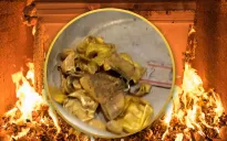 Nhân viên nhà tang lễ Thái Lan gây xôn xao khi đúc vàng thỏi từ răng của người chết