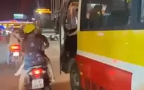 Tài xế xe bus mở cửa va trúng xe máy chở trẻ nhỏ, bị xử phạt 5 triệu đồng