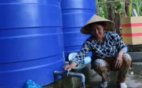 Người dân Trà Vinh tích cực trữ nước mưa ứng phó hạn, mặn