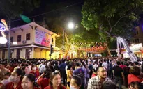 Người dân xếp hàng xuyên đêm chiêm bái xá lợi Đức Phật tại chùa Quán Sứ