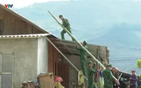 Biên phòng giúp dân chằng mái nhà, vững vàng trước mùa mưa bão