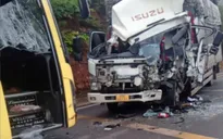 Xe tải va chạm với xe khách, 1 người bị thương nặng