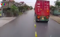 Thiếu an toàn khi vượt xe cùng chiều