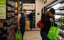 Lạm phát Anh vượt dự báo, chạm đỉnh 15 tháng