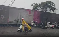 Hà Nội mưa xối xả suốt nhiều giờ, cảnh báo ngập úng nhiều tuyến phố