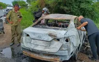 Xe ô tô bốc cháy trơ khung sắt khi đang lưu thông