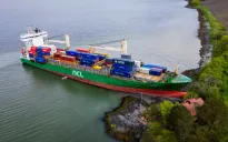 Tàu container khổng lồ mắc cạn ngay trước cửa nhà dân