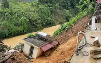 Tuyên Quang: Mưa lớn gây ngập sâu, nhà vệ sinh trường học bị sạt lở xuống suối