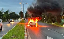 Xe ô tô đang lưu thông bỗng nhiên bốc cháy