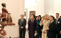 Phu nhân Tổng Bí thư và Phu nhân Tổng thống Pháp thăm Bảo tàng Mỹ thuật Việt Nam
