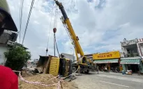 Xe tải chở cát va chạm 3 xe máy rồi đâm vào nhà dân, 1 người tử vong, nhiều người bị thương