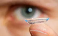 Kính áp tròng hồng ngoại giúp nhìn xuyên bóng tối ngay cả khi... nhắm mắt