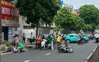 Ô tô công nghệ mất lái, tông nhiều xe máy, 3 người bị thương