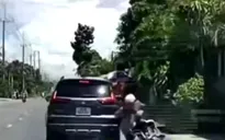 Tài xế ô tô bất ngờ đánh lái thiếu quan sát, gây tai nạn rồi bỏ chạy