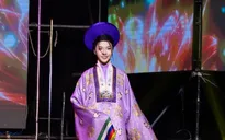 Trình diễn áo dài Nhật Bình lấy cảm hứng từ hình ảnh Nam Phương Hoàng hậu tại "Lễ hội du lịch Hà Nội năm 2025"