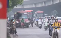 Phớt lờ biển báo cấm, nhiều xe xe khách vẫn dừng đỗ, đón trả khách ngoài bến xe ở Hà Nội