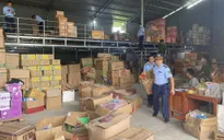 Phát hiện kho hàng lậu 'khủng' chứa chân gà, xúc xích đã bị thối rữa