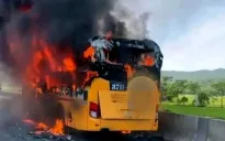 Xe khách giường nằm bốc cháy dữ dội trên cao tốc Mai Sơn