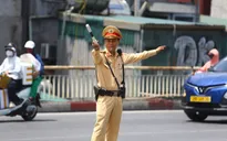 CSGT Hà Nội căng mình đội nắng điều tiết giao thông