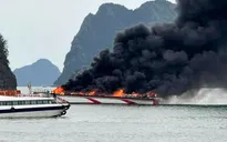 Cháy dữ dội tàu cao tốc du lịch ở Vân Đồn