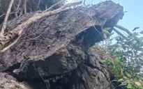 Quảng Bình: Hàng chục hộ dân sống bất an vì sợ đá lăn từ đồi cao