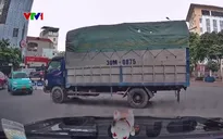 Xe tải đi ngược vòng xuyến khi qua nút giao gây mất an toàn giao thông