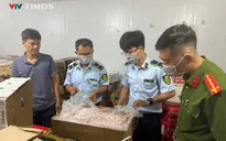 Quảng Bình: Phát hiện gần 4 tấn thực phẩm đông lạnh không rõ nguồn gốc