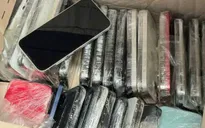 Hải quan Nội Bài phát hiện 112 chiếc iPhone cũ giấu trong người và hành lý xách tay