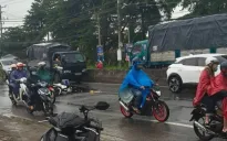 Trượt ngã dưới mưa, hai cô gái bị container cán tử vong