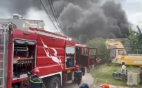Cháy lớn xưởng phế liệu sát nhà trọ ở Bình Dương