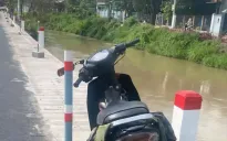 Ngã xuống mương ven quốc lộ, mẹ tử vong, con trai 3 tuổi may mắn thoát nạn