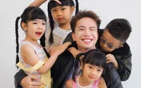 S.T Sơn Thạch lần đầu làm bố chăm 5 con: Cột tóc, dọn giường, đi chợ, nấu ăn