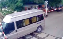 Hà Nội: Tước GPLX tài xế xe khách vượt chắn tàu, gây hỏng cần barie