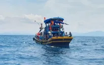 Tàu cá bị hỏng máy giữa lúc biển động, gió cấp 6