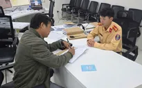 Tài xế 2 lần vượt đèn đỏ để chở người đi cấp cứu được CSGT biểu dương
