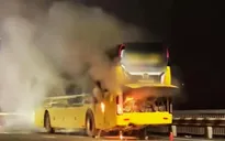 Xe khách bốc cháy trên cầu Thăng Long, Hà Nội