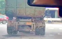 Tài xế để nước thải chảy xuống đường bị tạm giữ bằng lái