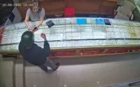 Kẻ cướp tiệm vàng ở Lâm Đồng bị bắt khi vừa xuống máy bay