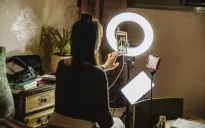 Các quốc gia trên thế giới siết chặt quảng cáo trên mạng xã hội như thế nào?